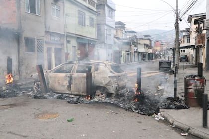 Un coche en llamas bloquea una carretera en Río de Janeiro