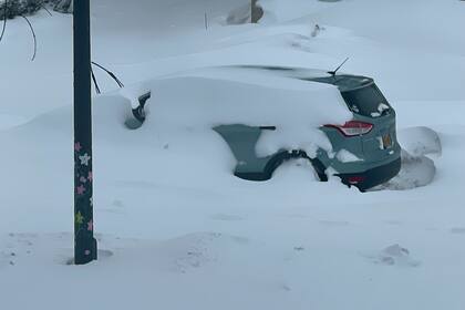Un coche inmovilizado y cubierto de nieve, el domingo 25 de diciembre de 2022, en Buffalo, Nueva York.