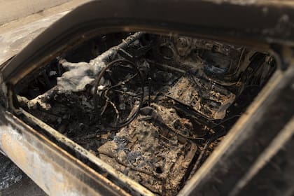 Un coche quemado en el pueblo de Palagia, cerca de la ciudad de Alexandroupolis, en el noreste de la región de Evros, Grecia, martes 22 de agosto de 2023. (AP Photo/Achilleas Chiras)