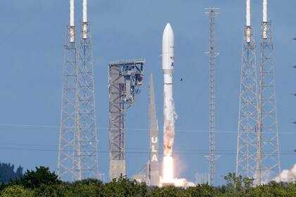 Un cohete Atlas 5 de Amazon despega del Complejo de Lanzamiento Espacial 41 en Cabo Cañaveral, Florida, en octubre de este año