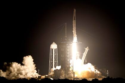 Un cohete Falcon 9 de SpaceX con la cápsula de tripulación Dragon despega desde la plataforma de lanzamiento 39A en el Centro Espacial Kennedy, el miércoles 10 de noviembre de 2021, en Cabo Cañaveral, Florida. 