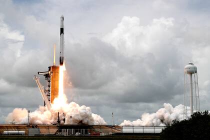 Un cohete Falcon 9 de SpaceX despega con una cápsula de carga Dragon 2 en la plataforma 39A del Centro Espacial Kennedy para una misión de envío de suministros a la Estación Espacial Internacional desde Cabo Cañaveral, Florida, el jueves 3 de junio de 2021. (AP Foto/John Raoux)