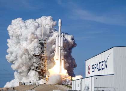 Un cohete Falcon 9 de SpaceX despega desde la plataforma 39A en el Centro Espacial Kennedy, en Cabo Cañaveral, Florida, el 6 de febrero de 2018. (Foto AP/John Raoux, Archivo)