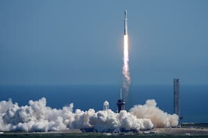 Un cohete Falcon Heavy de SpaceX que porta una nave espacial de la NASA con destino a Júpiter despega de la plataforma 39A del Centro Espacial Kennedy, el lunes 14 de octubre de 2024, en Cabo Cañaveral, Florida. (AP Foto/John Raoux)