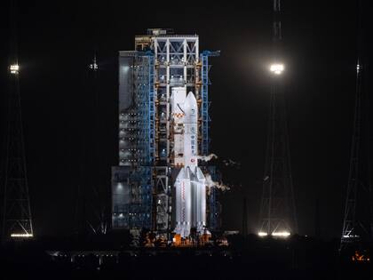 Un cohete Gran Marcha-5 que transporta la nave espacial Chang'e-5 se ve en su plataforma de lanzamiento en el sitio de lanzamiento de naves espaciales de Wenchang el 24 de noviembre de 2020 en Wenchang, provincia china de Hainan