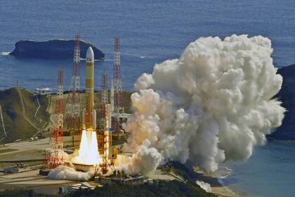 Un cohete H3 despega del Centro Espacial de Tanegashima en Kagoshima, al sur de Japón, el martes 7 de marzo de 2023.