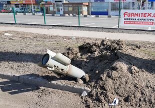 Un cohete sobresale del suelo tras un ataque ruso en Kharkiv, Ucrania, el jueves 24 de marzo de 2022. 