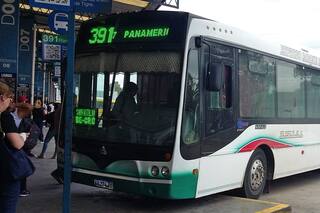 Le cortaron un dedo a un colectivero para robarle en José C. Paz