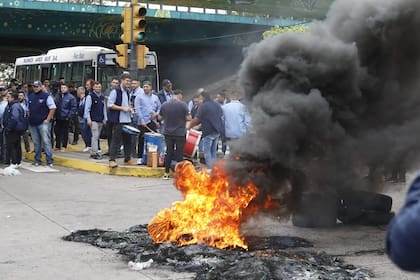 Un colectivero de la línea 620 fue asesinado durante un robo, hay protestas  en Juan Manuel de Rosas y General Paz