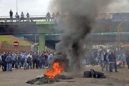 Un colectivero de la línea 620 fue asesinado durante un robo, hay protestas  en Juan Manuel de Rosas y General Paz