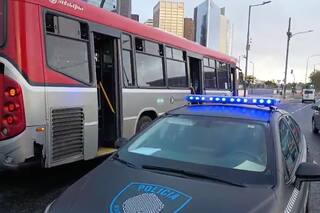 Murió un joven motociclista tras ser atropellado por un colectivo