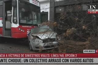 Un auto embistió a un colectivo y provocó un impresionante choque múltiple en Boedo