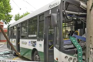 Un colectivo chocó con un camión y se incrustó en un local