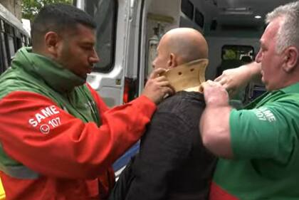 Un colectivo chocó contra un camión y terminó incrustado en un local en Mataderos