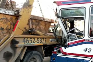 Así fue el fuerte choque entre un colectivo y un camión con volquete que dejó seis heridos