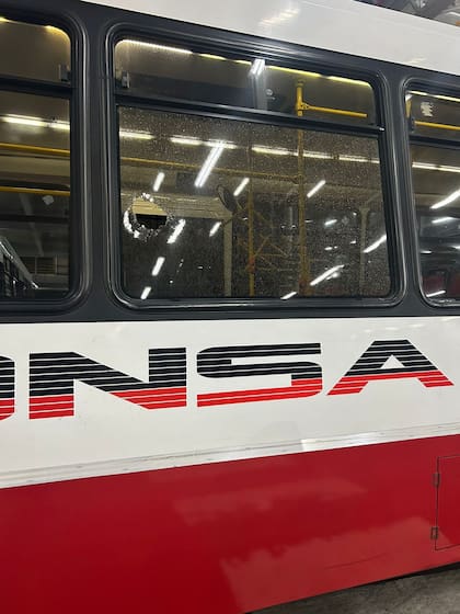 Un colectivo de la línea 60 fue atacado a piedrazos en Barracas