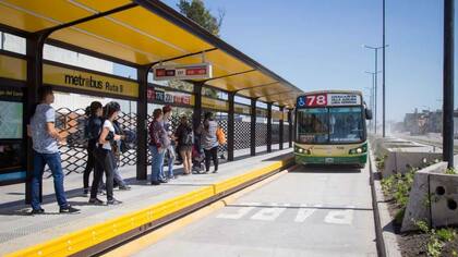 Un colectivo de la línea 78 se acerca a la estación