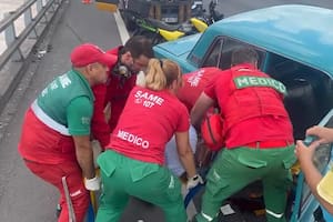 Choque entre un colectivo y un auto: al menos un herido