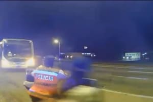 Un colectivo embistió a un móvil policial y casi atropella a cuatro agentes