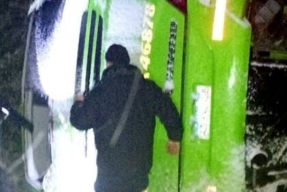 Un colectivo volcó en el Camino de los siete Lagos y un vecino rescató a 15 personas