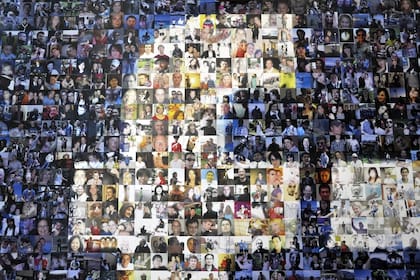 Un collage de perfiles de Facebook ilustra una de las paredes de la sala de descanso de la red social en el centro de cómputos de la compañía