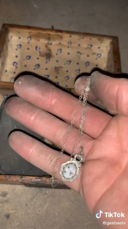 Un collar con un pequeño pediente, el primer objeto de la caja misteriosa (Foto: Captura de video)