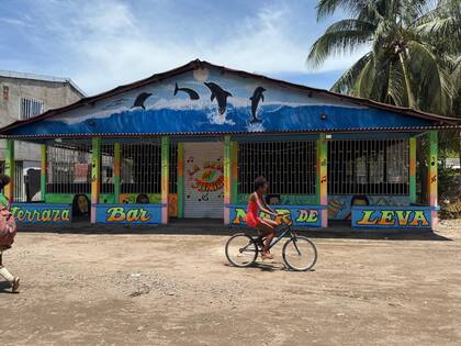 Un colorido bar en las Islas del Rosario