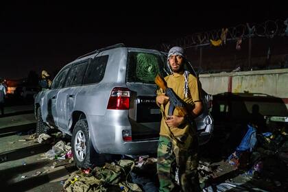 Un combatiente talibán custodia un puesto de control fuera del aeropuerto de Kabul