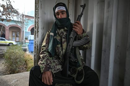 Un combatiente talibán se encuentra en un puesto de control en Mazar-i-Sharif el 22 de diciembre de 2021.