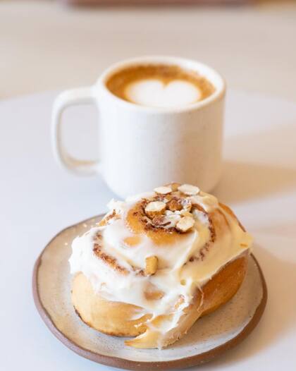 Un combo infalible: café y roll de canela.