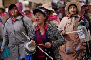 Un comerciante grita consignas durante una protesta contra la crisis económica en La Paz, Bolivia, el lunes 9 de junio de 2025
