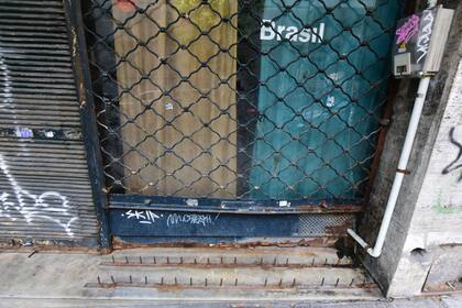 Un comercio céntrico colocó "pinchos" para evitar que personas pernocten allí.