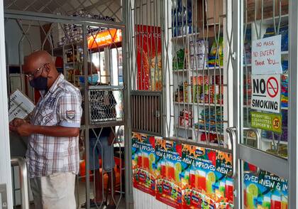 Un comercio en Suva, con medidas preventivas por el Covid-19