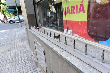 Un comercio ubicado sobre la calle Mercedes también utilizó lo que se denomina "arquitectura hostil".