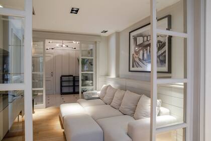 Un comodísimo sofá es el gran protagonista de la sala de estar íntima.