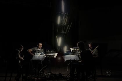 Un concierto para cuatro guitarras eléctricas, voces procesadas y escultura lumínica
