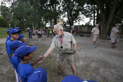Un concurso de dobles de "Papa" Hemingway, en 2024 en el bar Sloppy Joe's de Key West demuestra la vigencia y la popularidad de Ernest Hemingway alrededor del mundo (AP Foto/ Ariel Ley)
