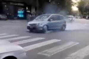 Un conductor comenzó a hacer trompos con su auto en una avenida de San Isidro