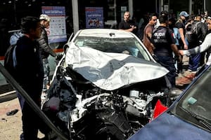 Un conductor de 68 años perdió el control de su vehículo en pleno centro de córdoba, atropelló a varios peatones, chocó autos y motos, y generó destrozos