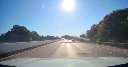 Un conductor de 70 años sufrió una convulsión, perdió el control de su auto y salió volando por los aires