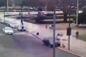 El momento en que un automovilista atropelló a dos mujeres que limpiaban una plaza en La Plata