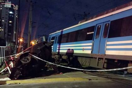 Un conductor intentó cruzar las vías del Tren Roca con la barrera baja, una formación lo chocó y murió