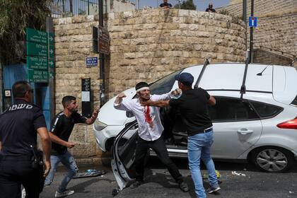Un conductor judío pelea luego de ser atacado por manifestantes palestinos cerca de la Ciudad Vieja de Jerusalén, el 10 de mayo de 2021