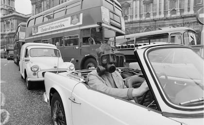 Un conductor lleva una máscara de gas anticontaminación en 1971.