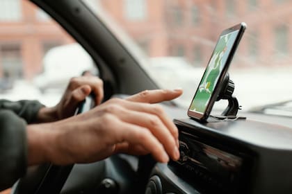 Un conductor recibió una sentencia y multa de 158 dólares por usar el celular en la conducción