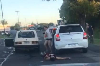 Una conductora registró el momento en que los atacantes huían y por la patente se los pudo identificar