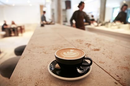 Un consumo diario de hasta 400 mg de cafeína (lo que equivale a entre tres y cinco tazas de café) representa una dosis moderada y segura para adultos