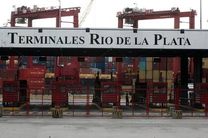 Un container tarda, en barco, entre 30 y 40 días en llegar desde China al puerto de Buenos Aires