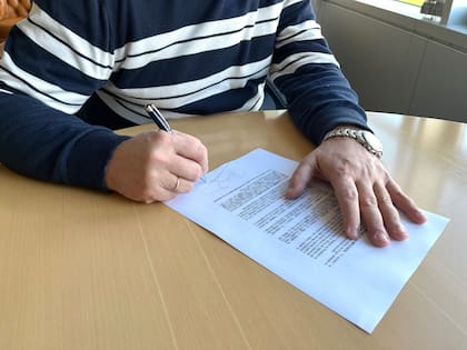 Un contrato que diga cuánto aporta cada uno del capital inicial, cómo se dividirán los trabajos, cuántas horas le dedicará cada uno y cómo se dividirán los ingresos que genere el negocio, ayuda a alinear las expectativas desde el inicio y proteger los intereses de la empresa.