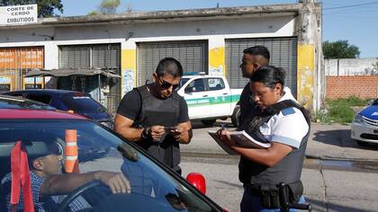 Un control, ayer, en Bosques, Quilme; la investigación se centró en el sur del conurbano